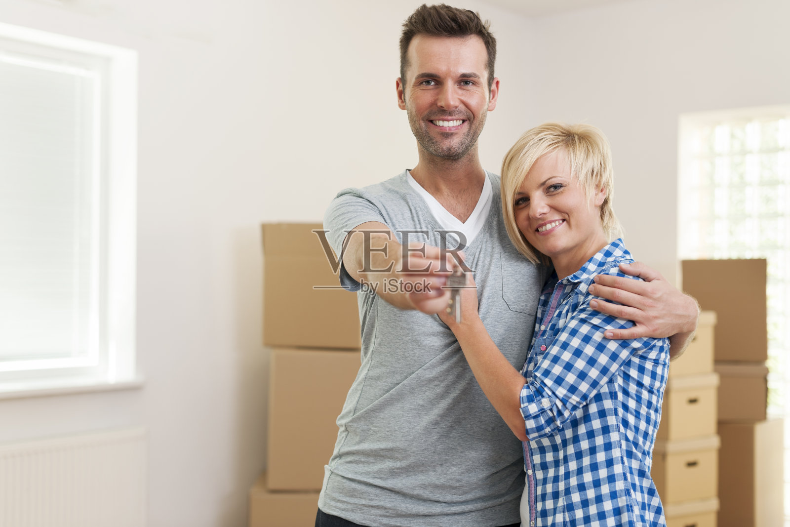 幸福的情侣用钥匙进入新家照片摄影图片