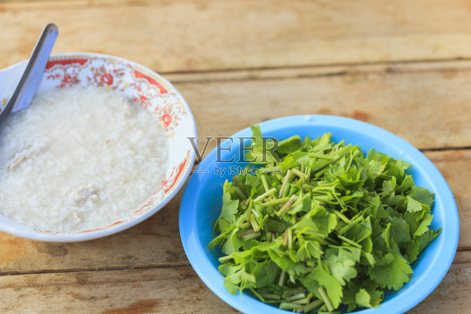水煮猪肉和绿香菜照片摄影图片