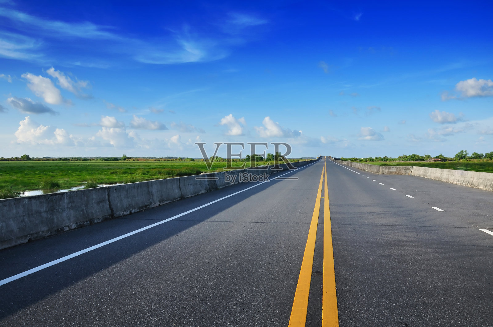 有双黄线的道路照片摄影图片