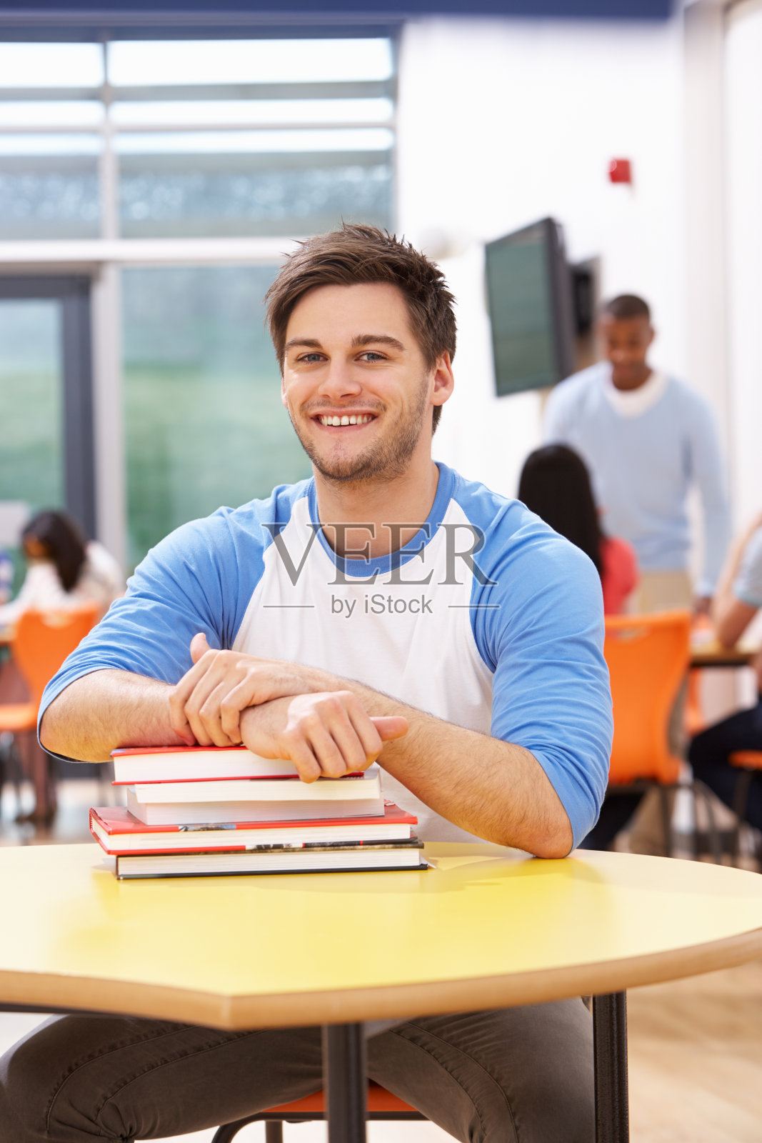 男生在教室里看书照片摄影图片