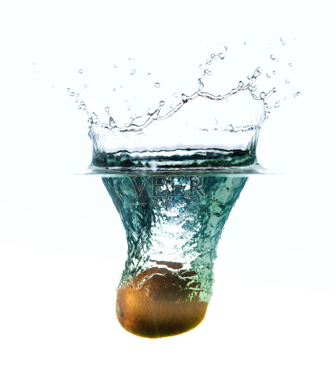 新鲜的猕猴桃溅在水里照片摄影图片