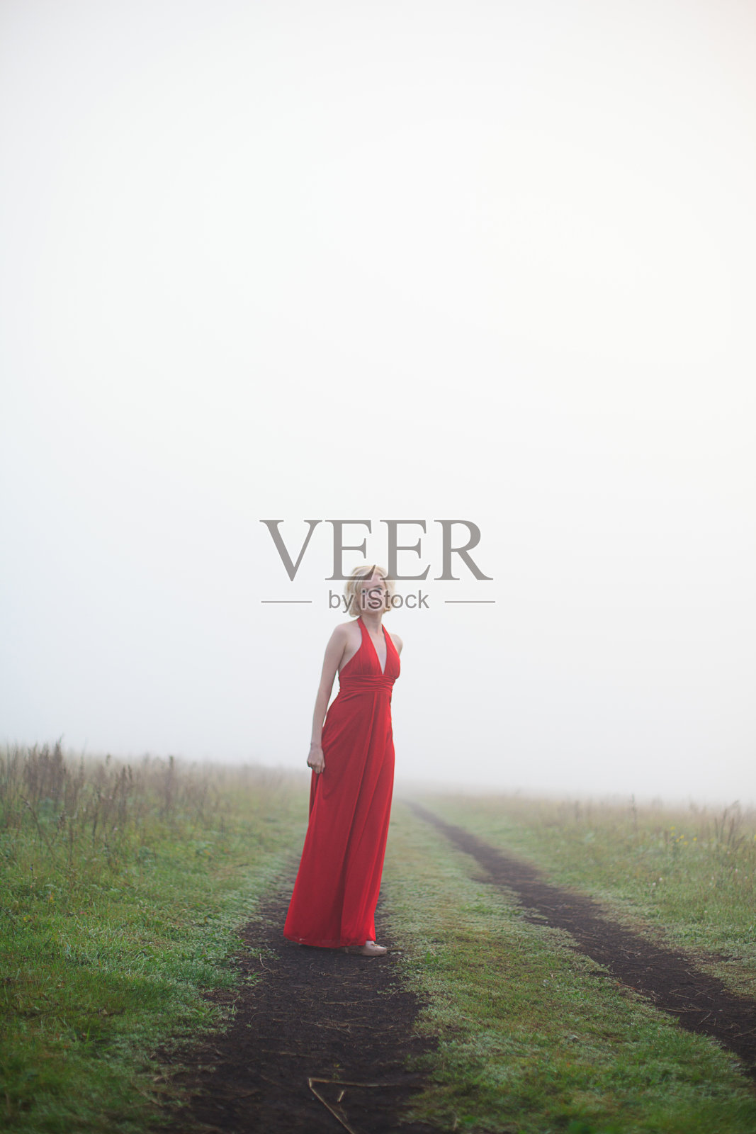 穿着红色晚礼服的女孩照片摄影图片