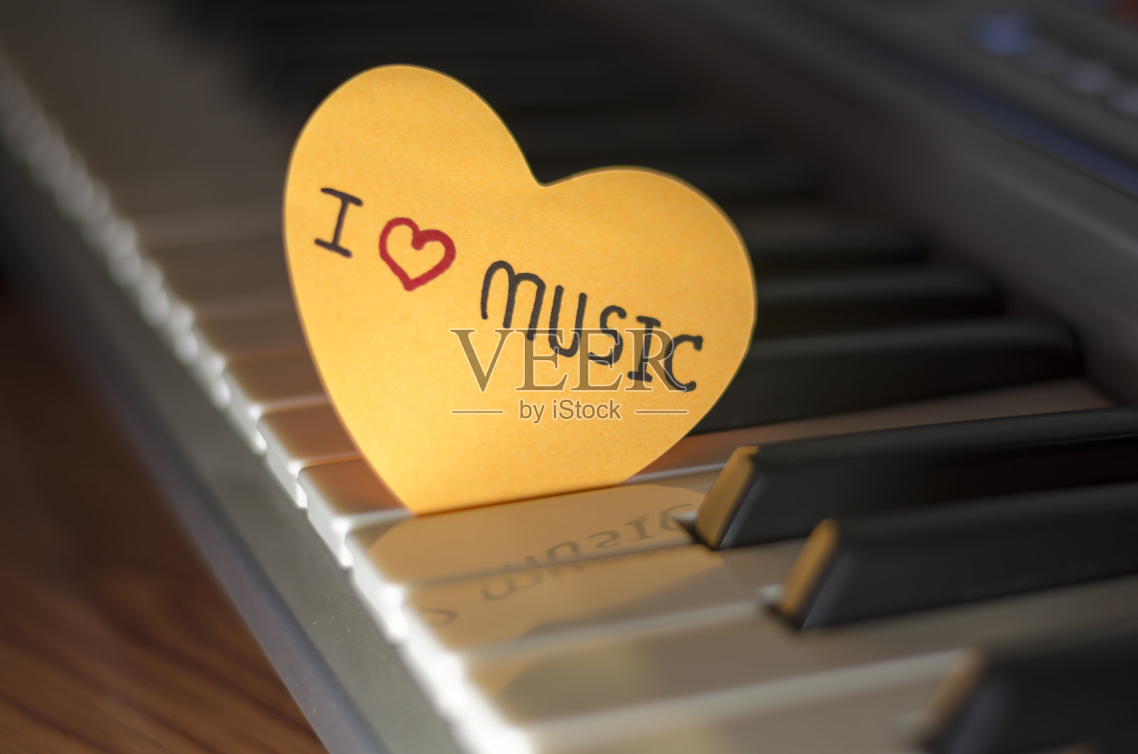 钢琴和心脏照片摄影图片