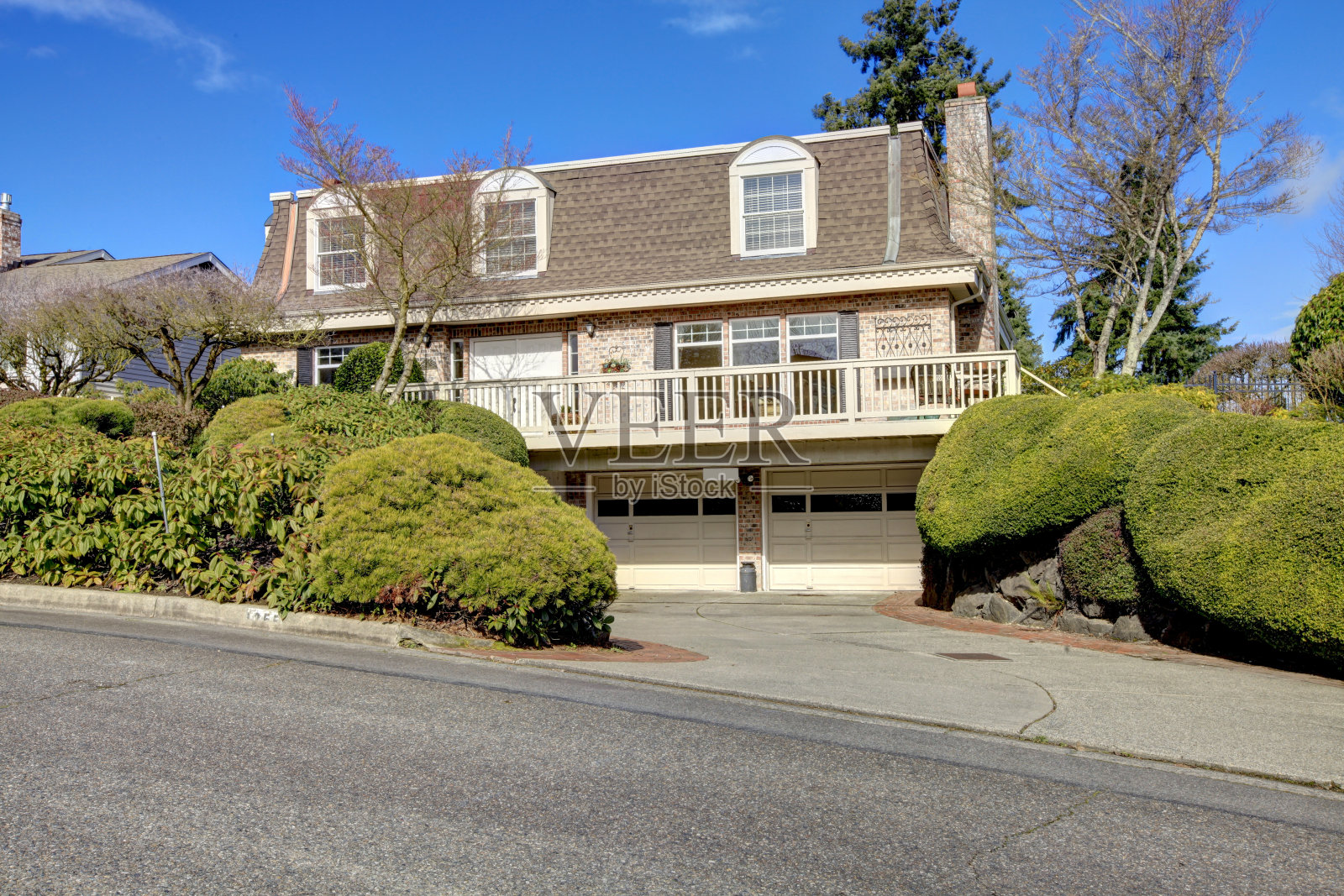 有阳台和拱形窗户的古典大房子照片摄影图片