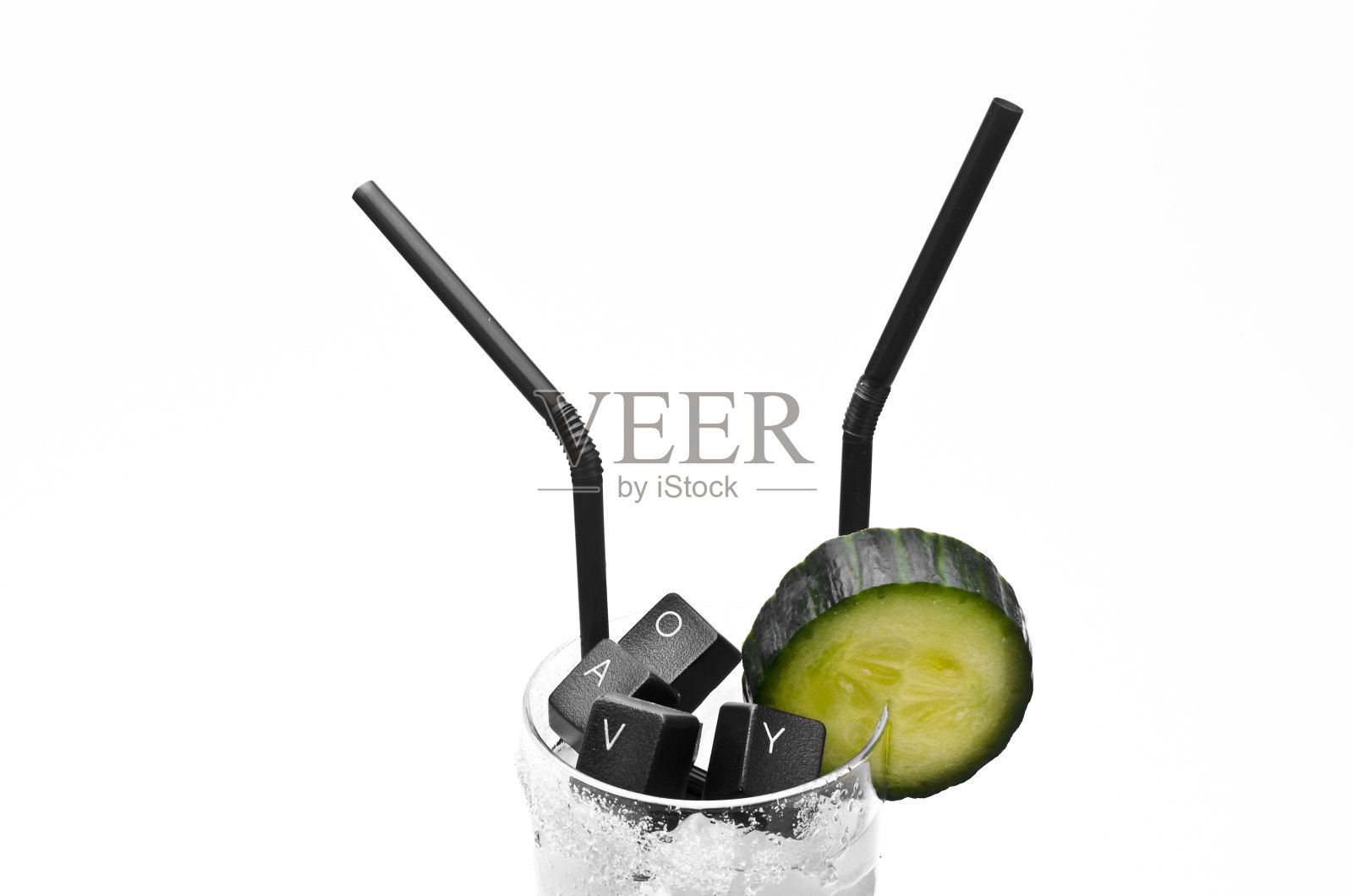 键盘和冰块上的黄瓜鸡尾酒特写照片摄影图片
