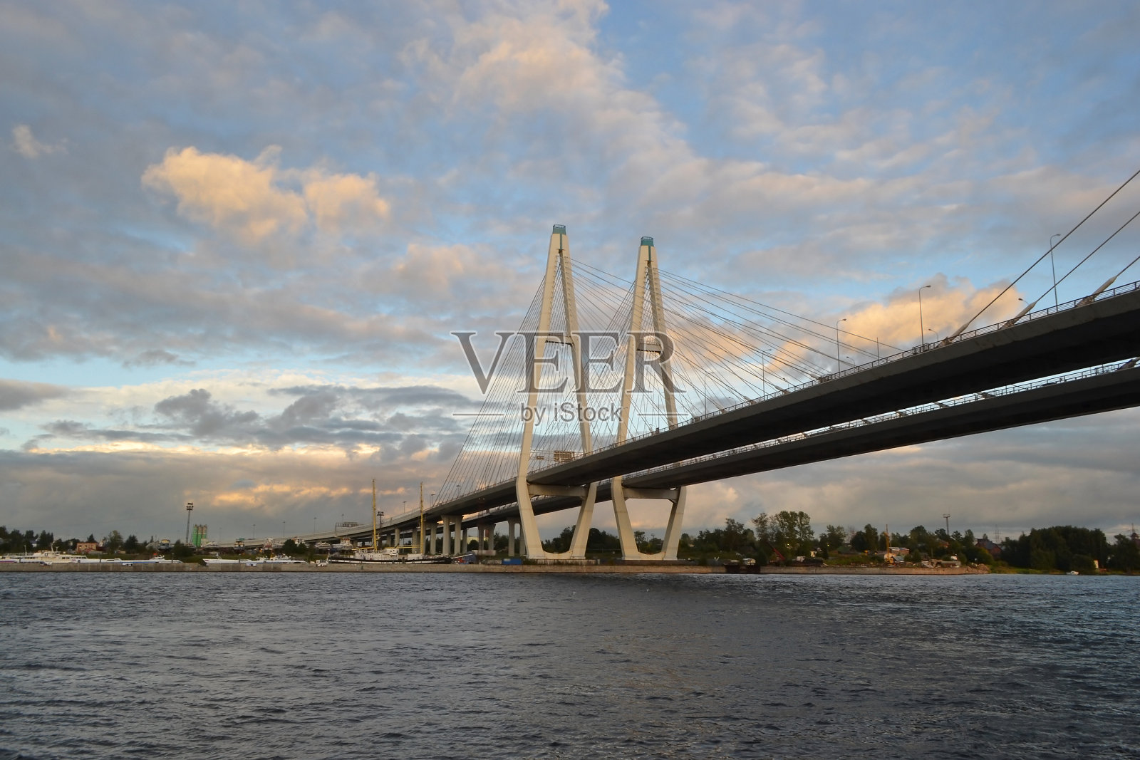 圣彼得堡的斜拉桥。照片摄影图片