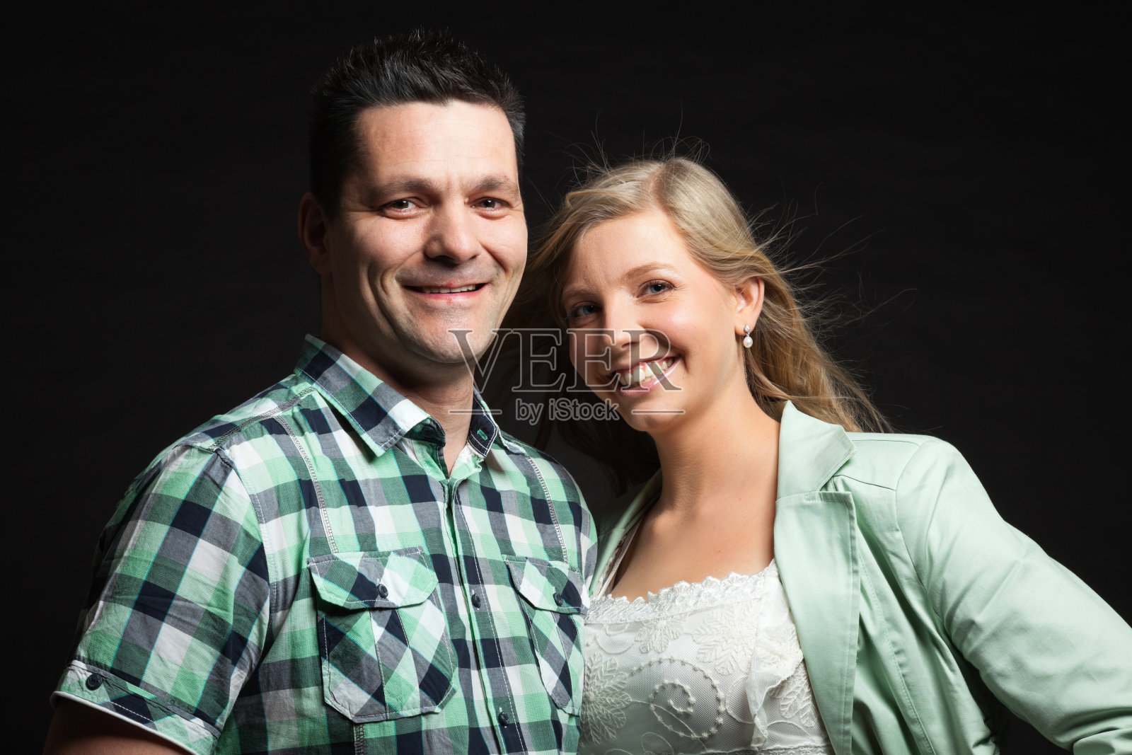 夫妇在爱。工作室对着黑色拍摄。照片摄影图片