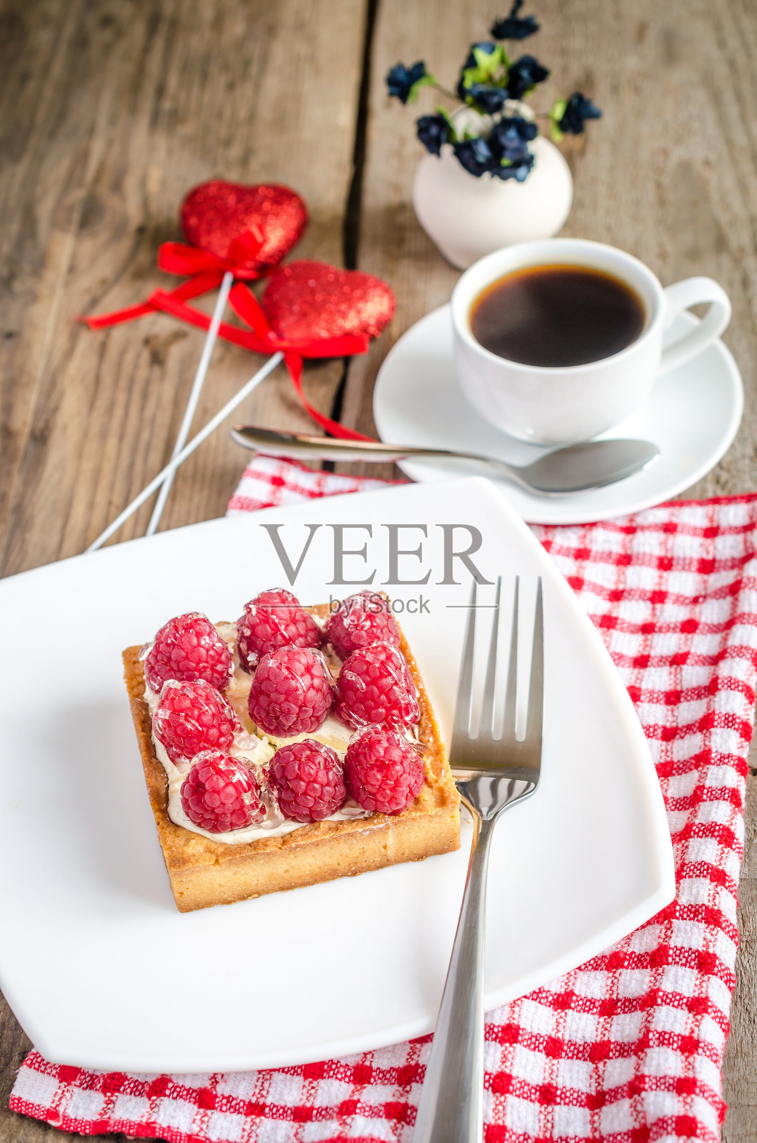 覆盆子蛋糕照片摄影图片