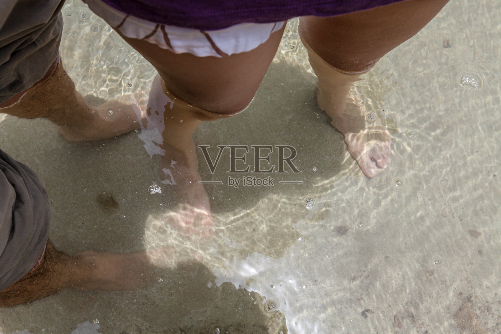 脚在水面上照片摄影图片