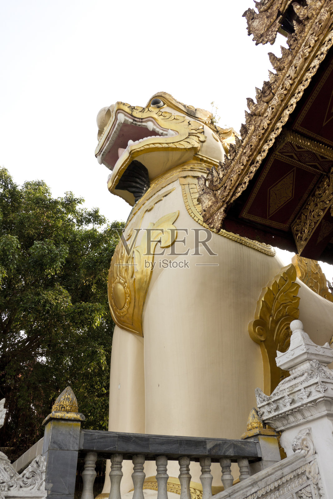 仰光大金塔的守护动物照片摄影图片