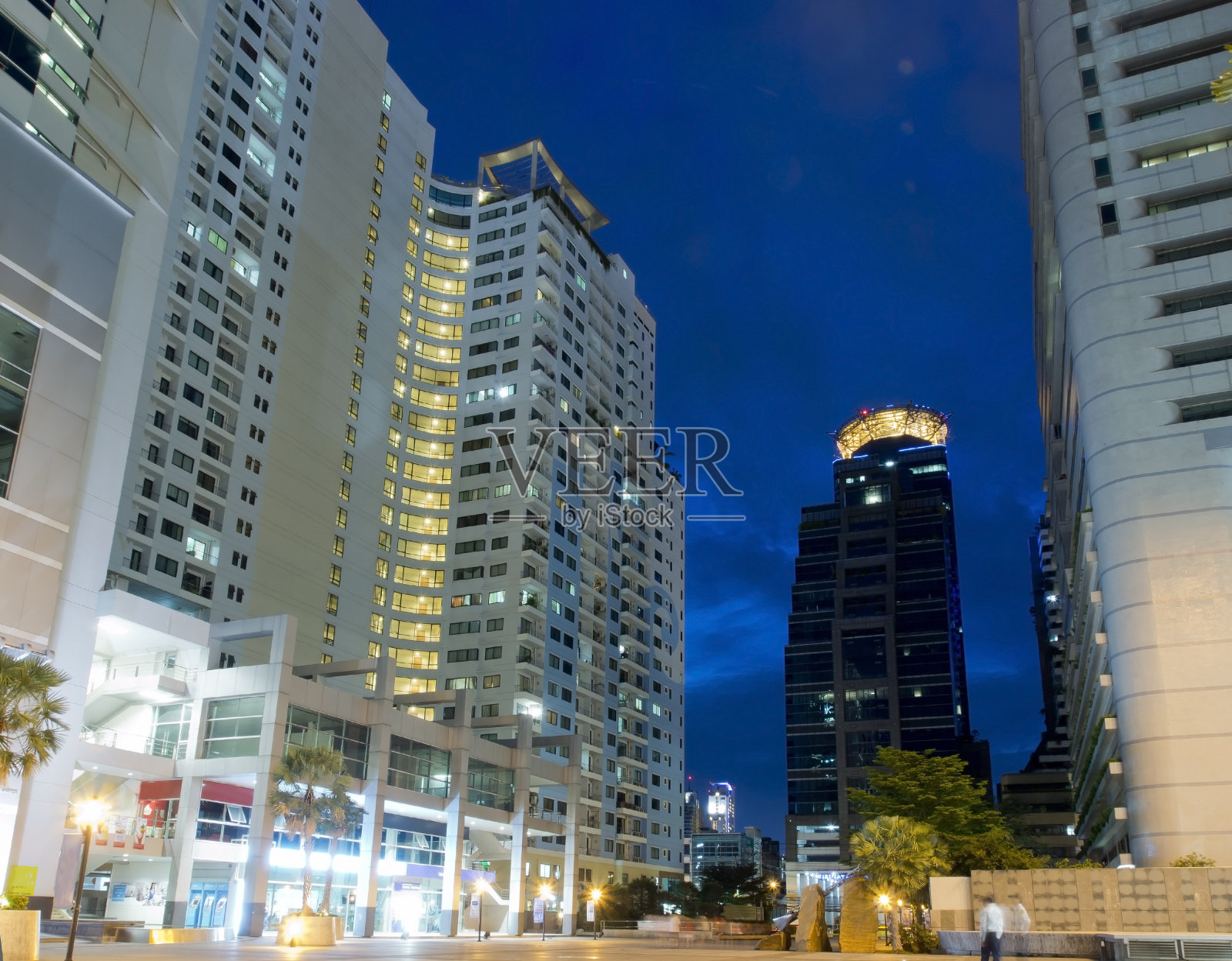 暮色中的城市景色。照片摄影图片