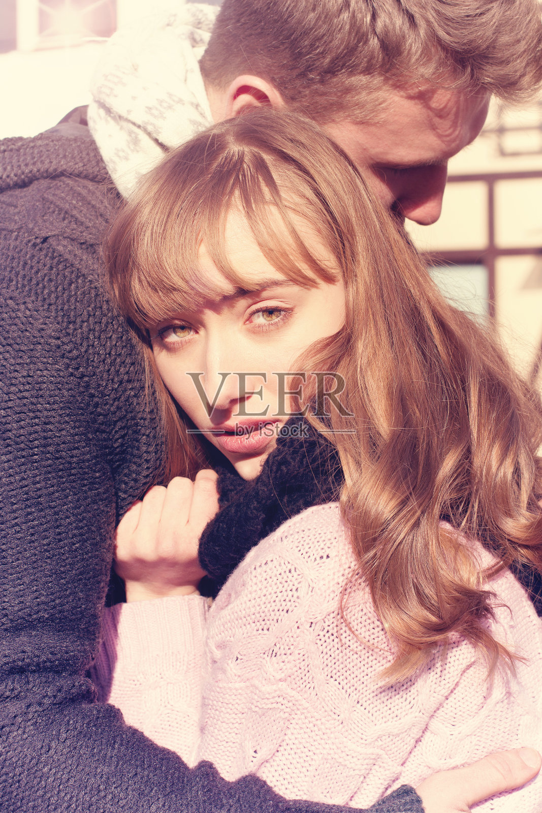 美丽的年轻情侣在大自然中相爱。照片摄影图片