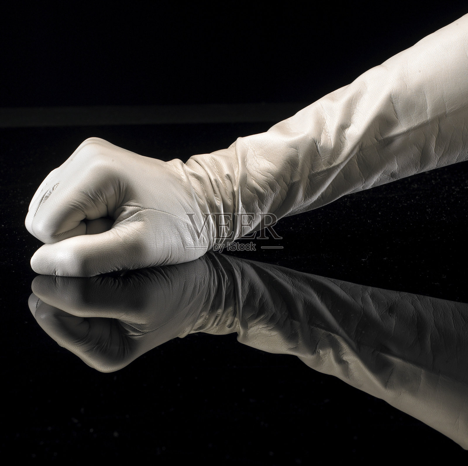 戴手套的手照片摄影图片