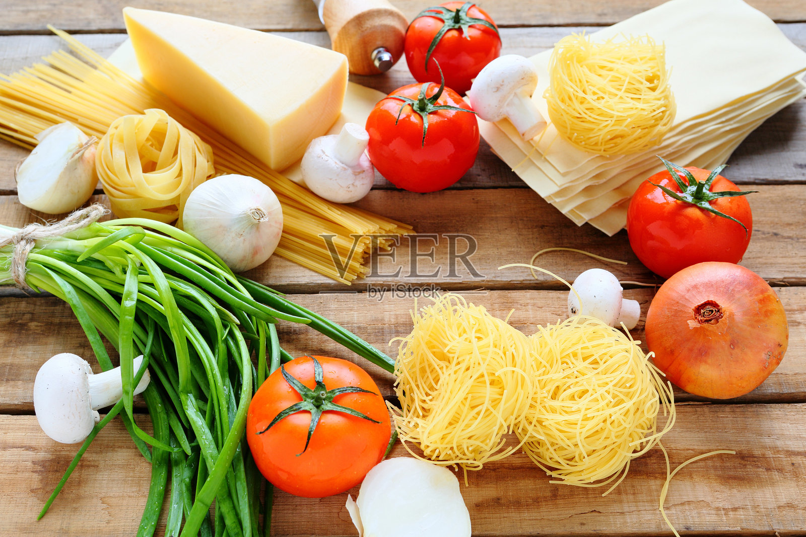 意大利面与原料在木制背景照片摄影图片