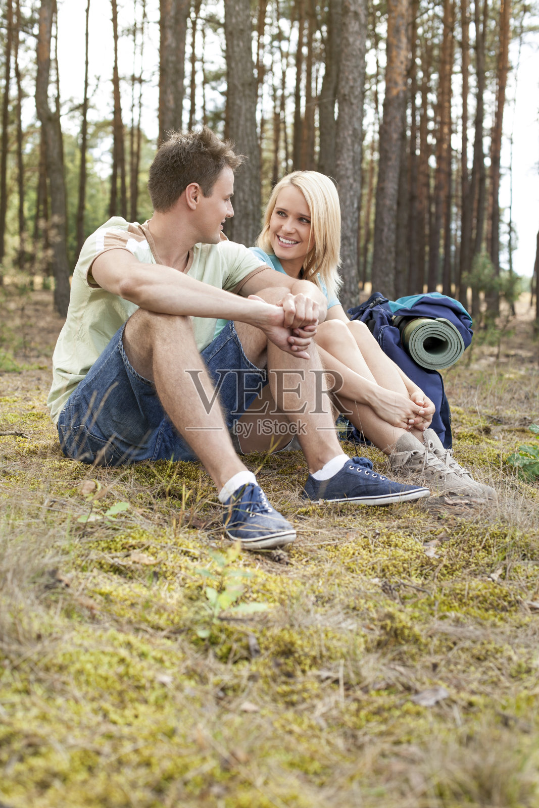 全长快乐的青年徒步旅行放松在森林照片摄影图片