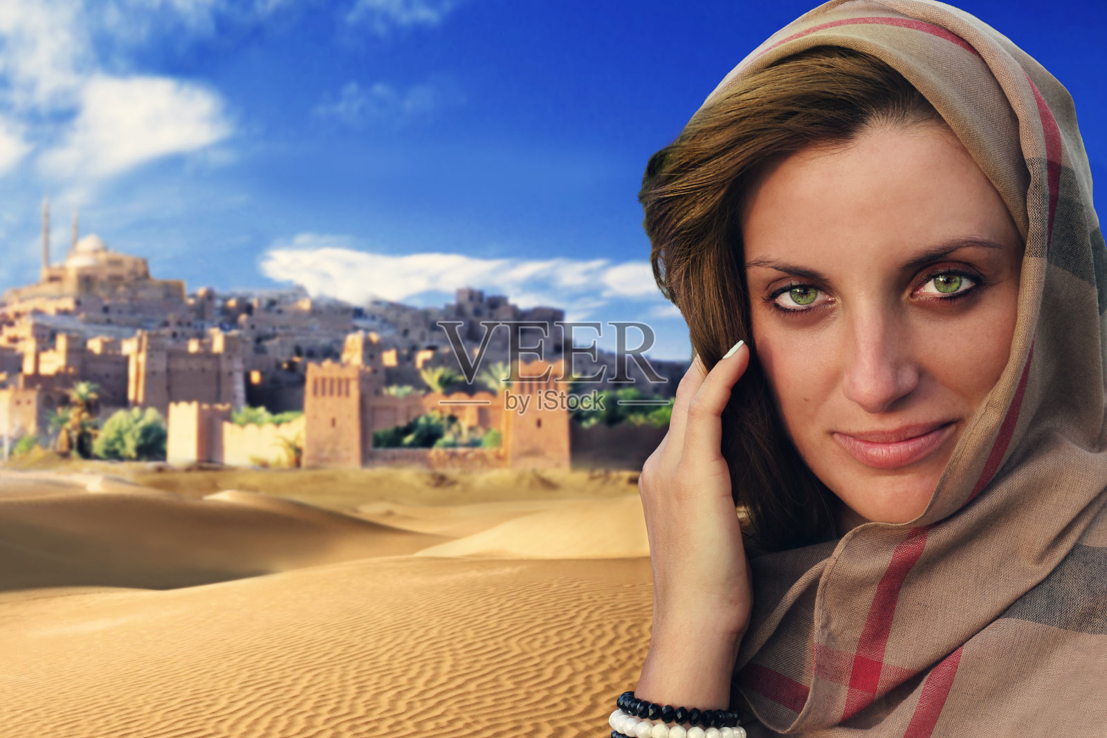 披着披肩的漂亮女人照片摄影图片