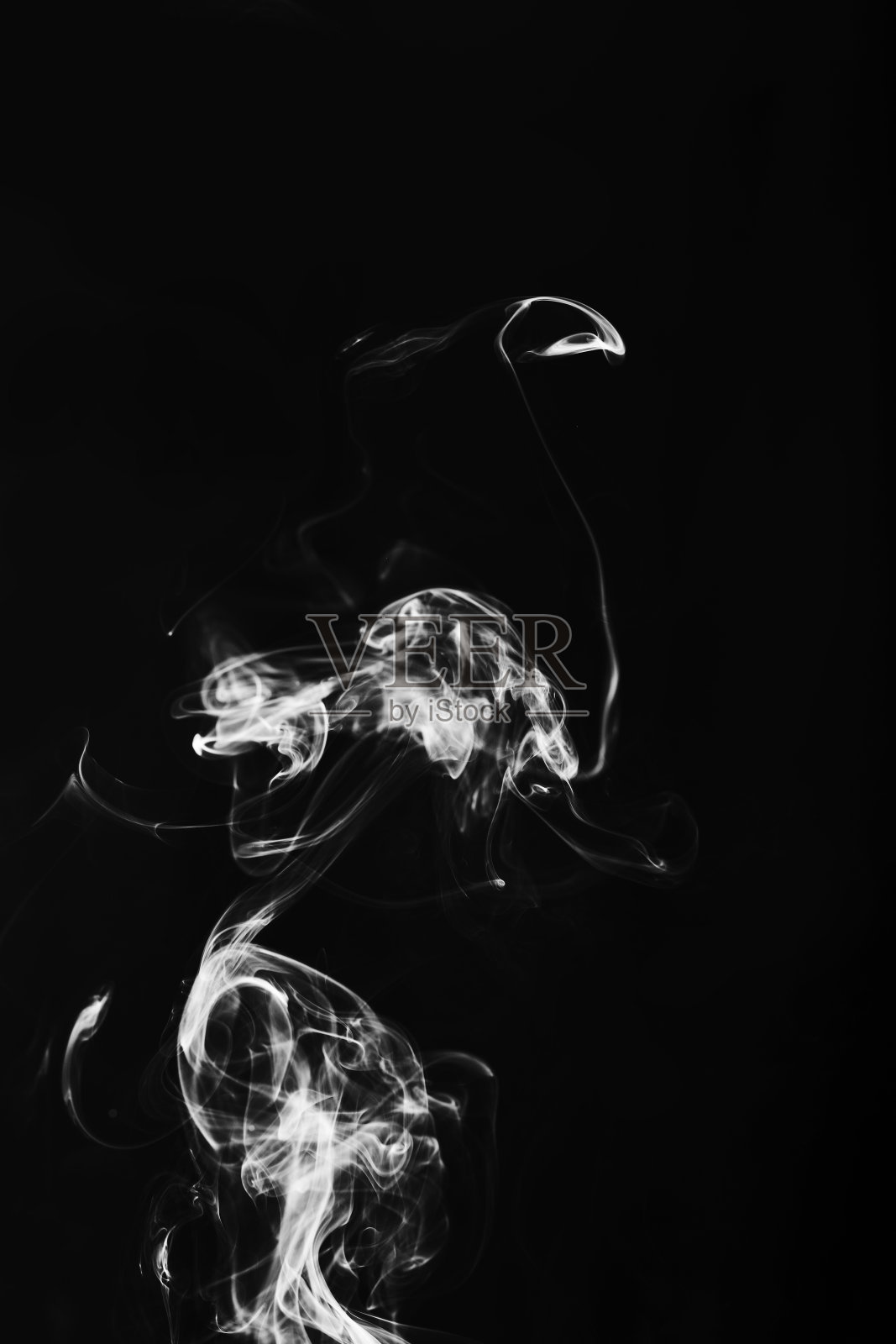 在黑色上抽烟照片摄影图片