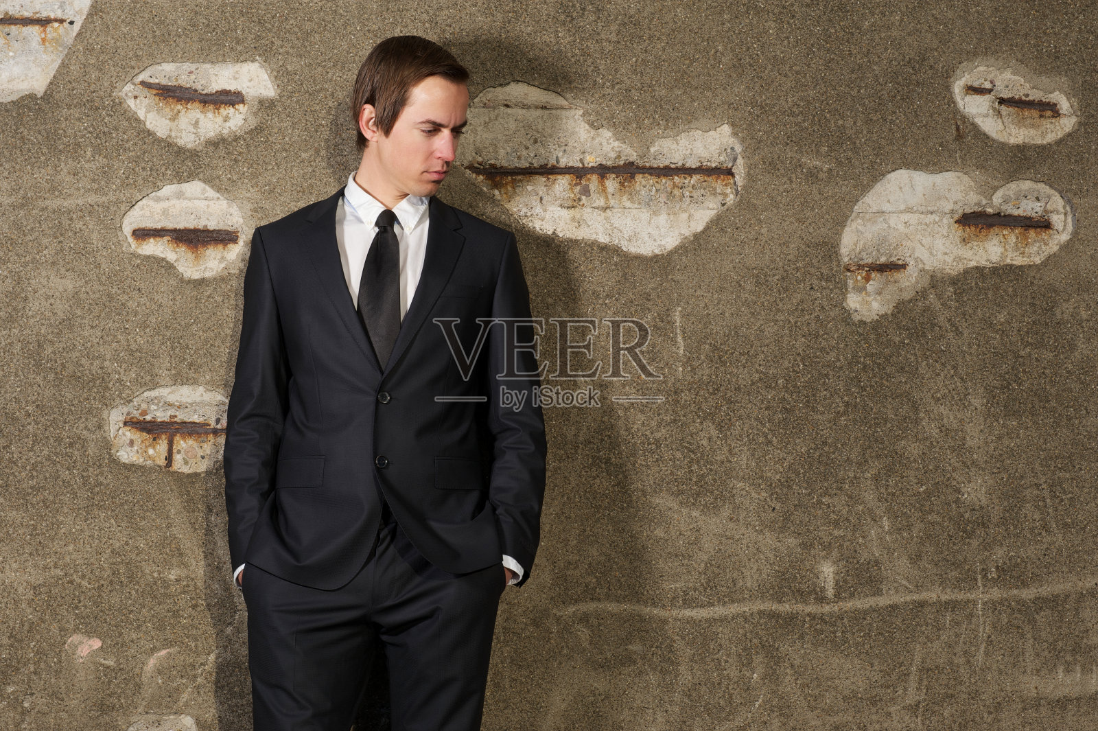 英俊年轻的商人站在外面照片摄影图片