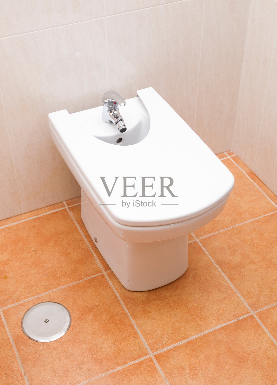 浴室里的坐浴盆照片摄影图片