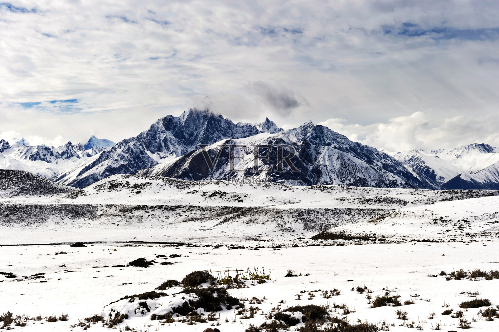 雪山，在中国西藏照片摄影图片
