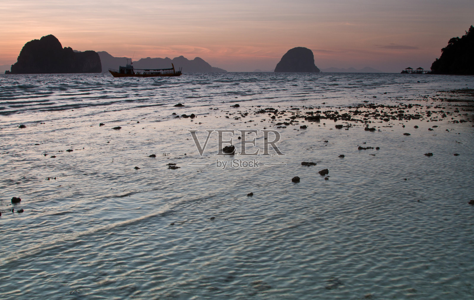泰国海滩上的日落照片摄影图片