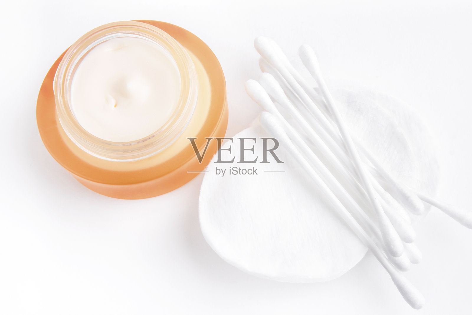 特写奶油和棉花棒照片摄影图片