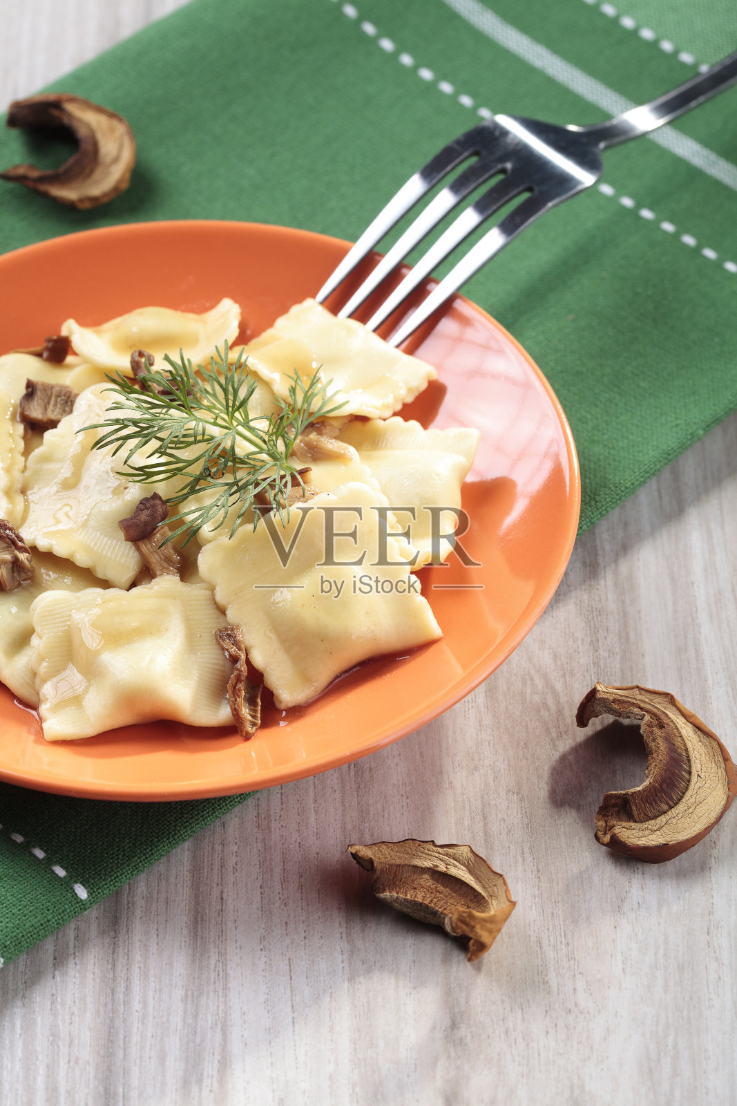 一份蘑菇和泡菜意大利饺子照片摄影图片