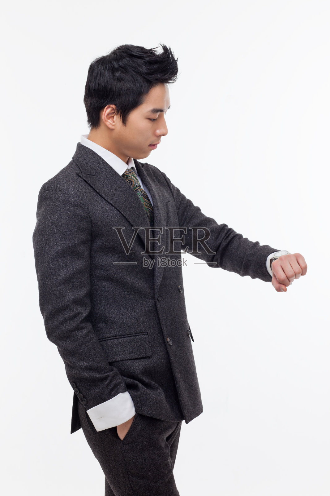 年轻的商人在看他的手表照片摄影图片