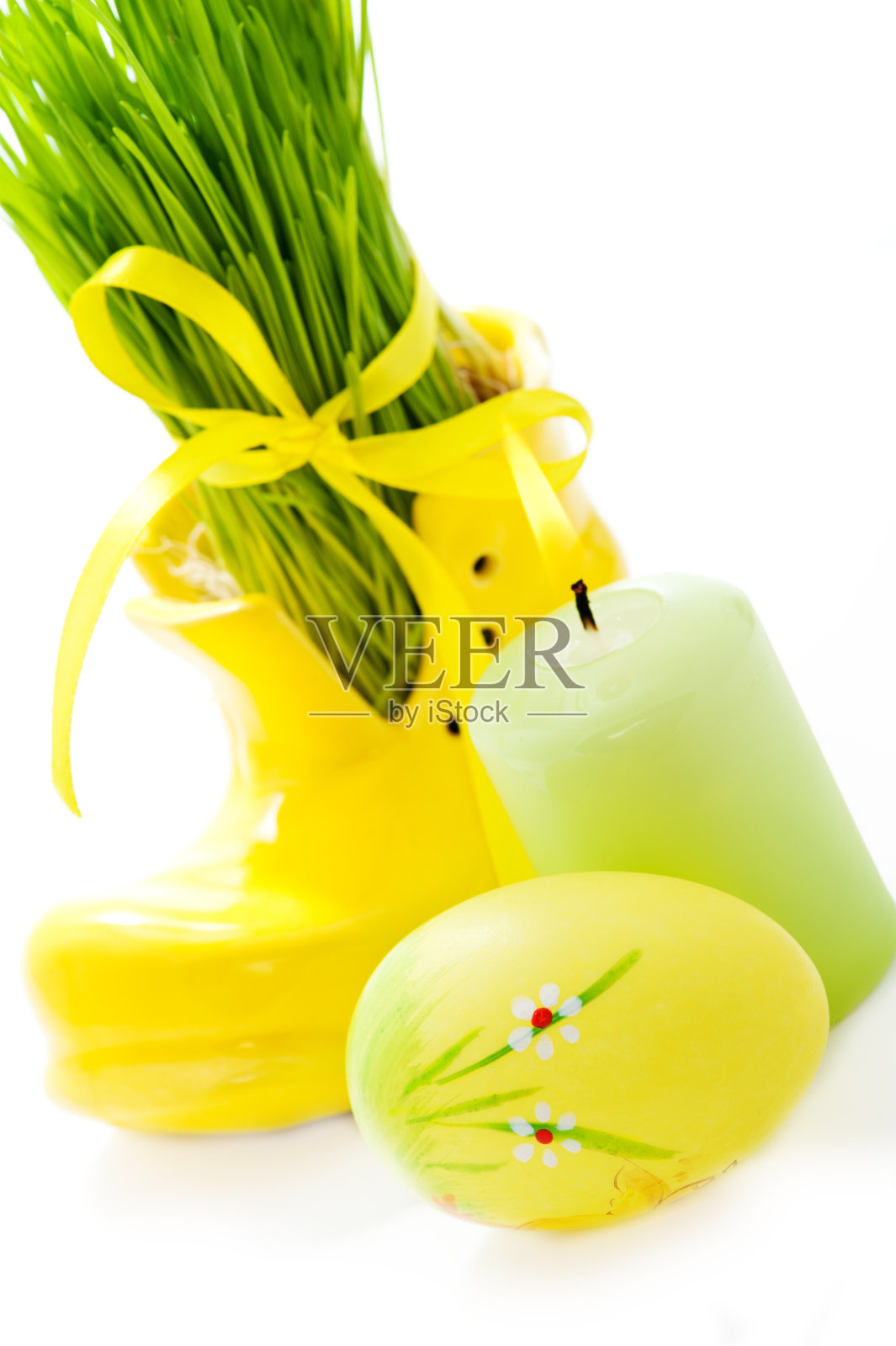 复活节彩蛋，蜡烛和绿草照片摄影图片