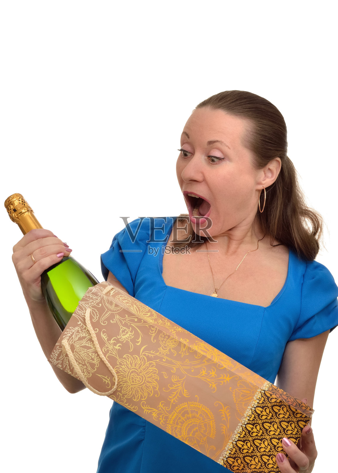 女人很惊讶，并喜欢收到昂贵的香槟礼物照片摄影图片