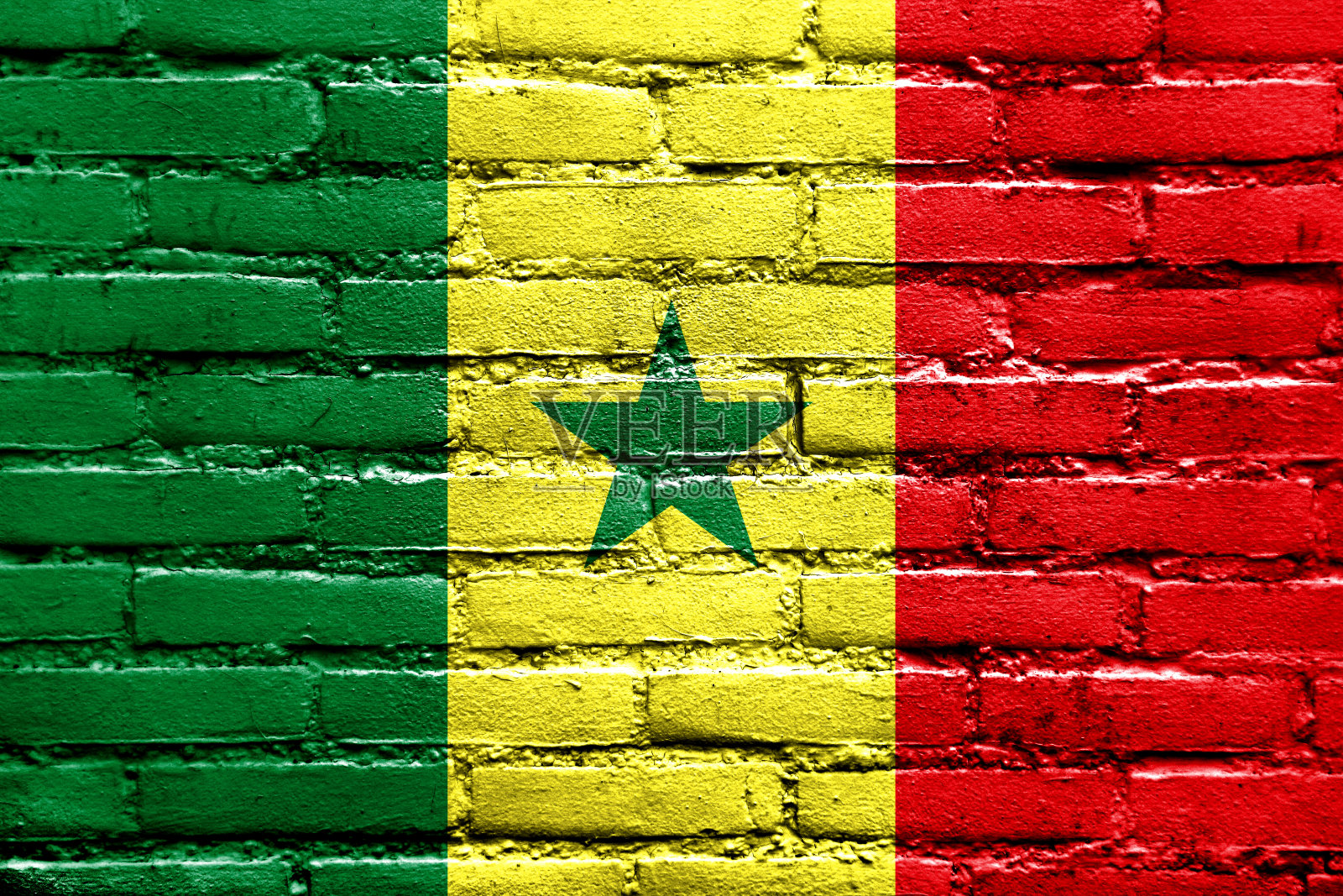 砖墙上画着塞内加尔国旗照片摄影图片