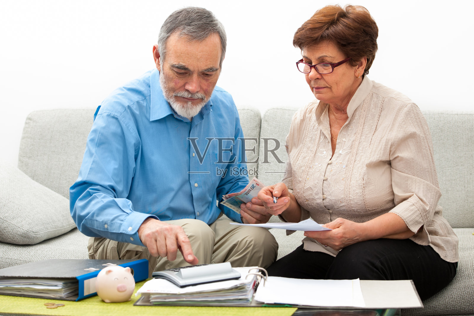 夫妻计算家庭财务照片摄影图片
