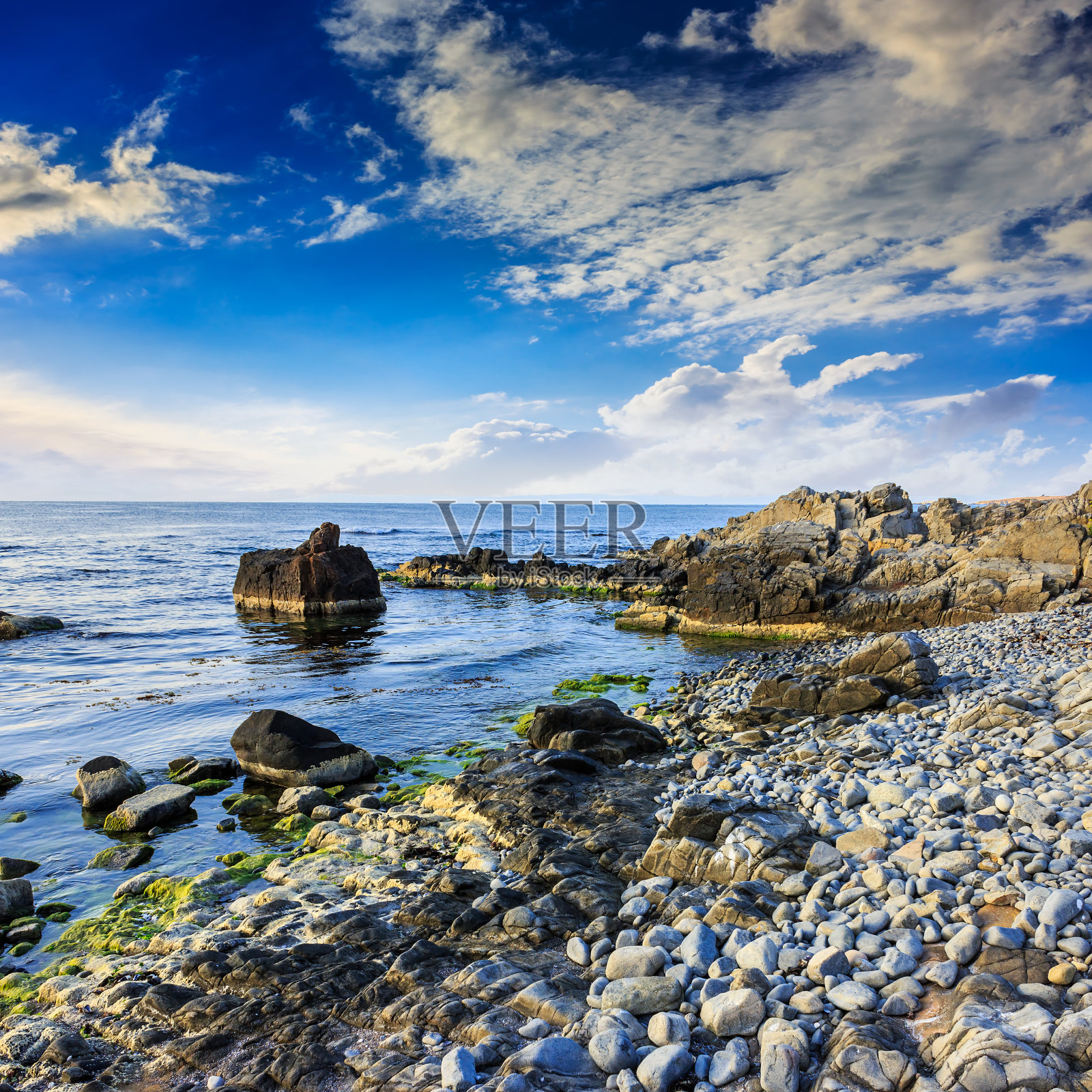 海浪冲击着巨石照片摄影图片
