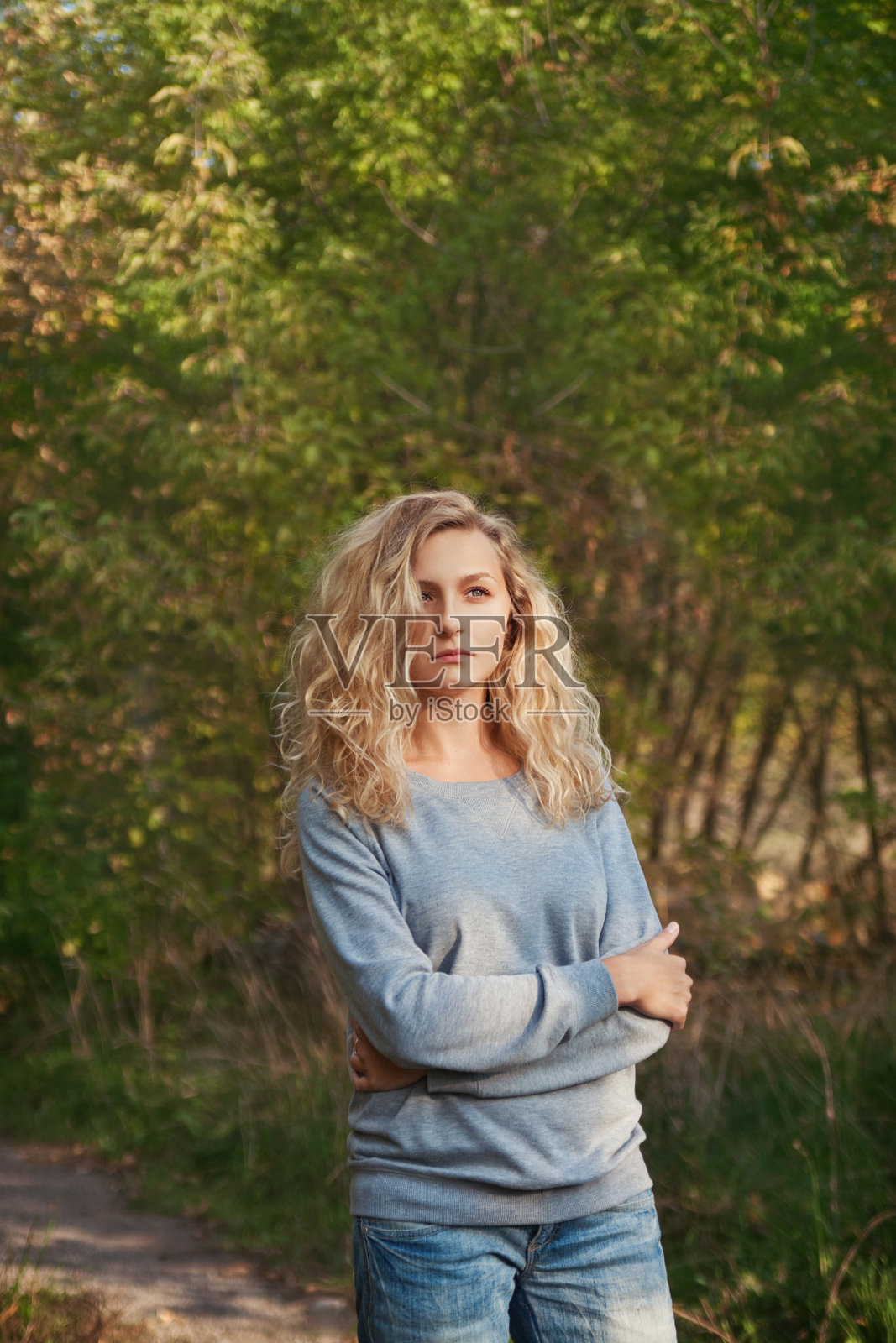 一个美丽的女孩在秋天的公园里的肖像照片摄影图片