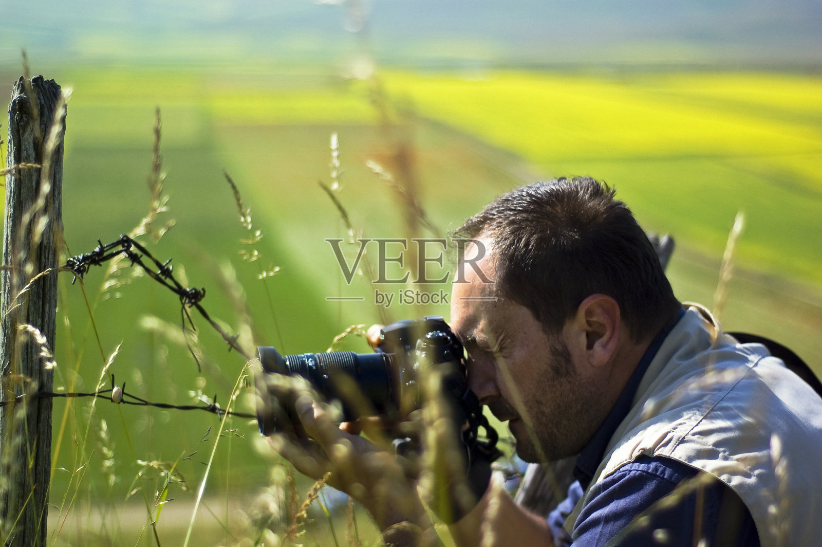 野生动物摄影师在行动照片摄影图片