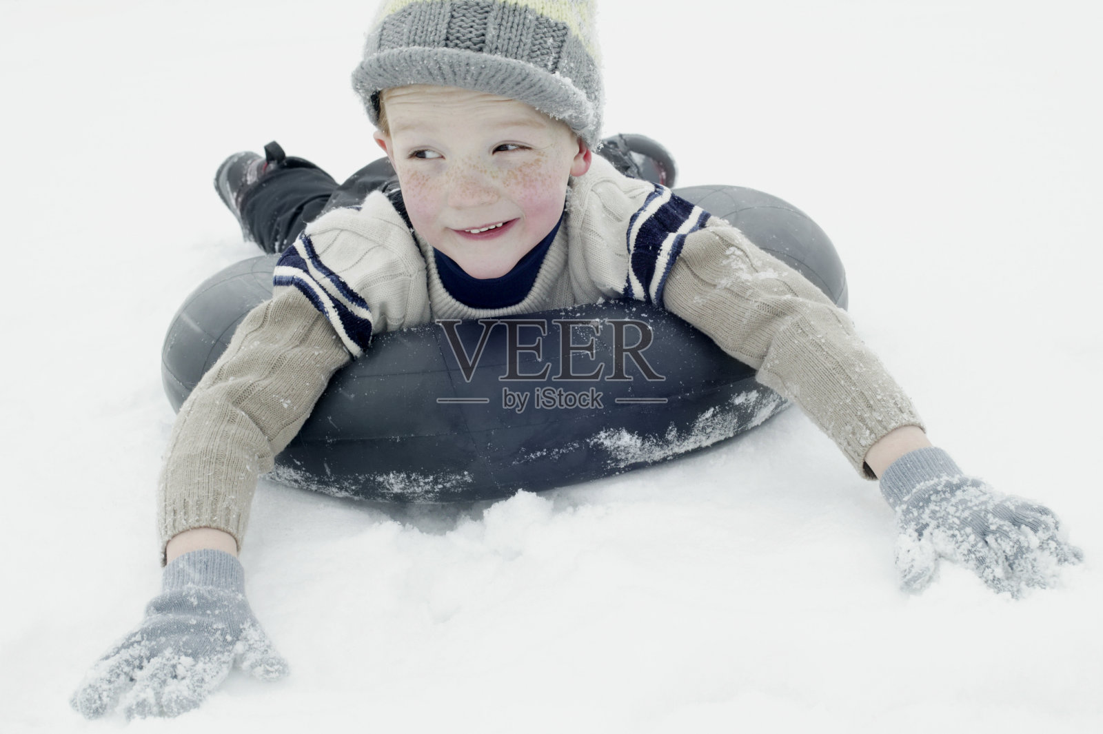 乘坐雪橇的男孩照片摄影图片