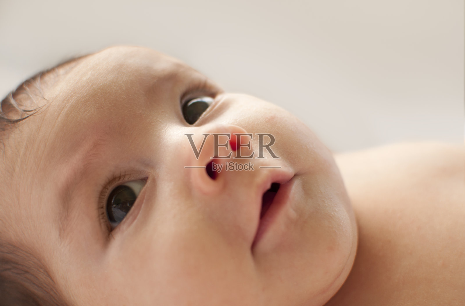 一个2个月大的婴儿的肖像照片摄影图片