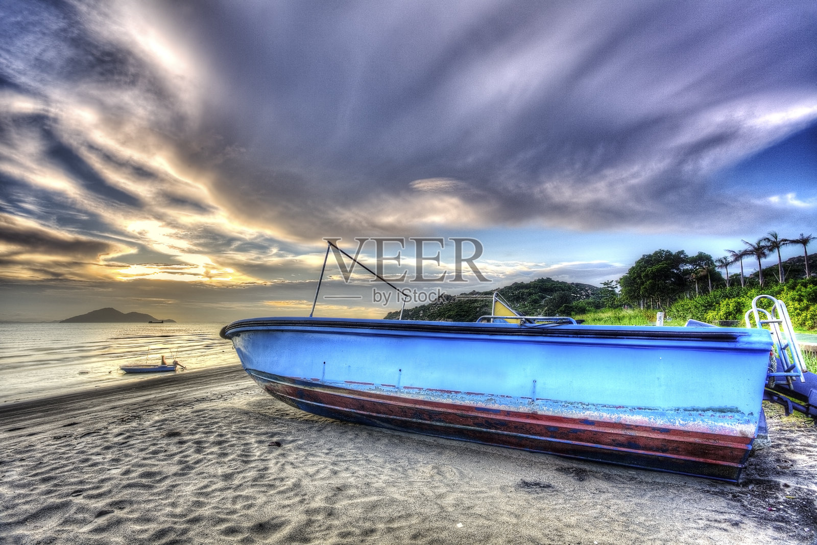 日落在雄伟的天空与船照片摄影图片