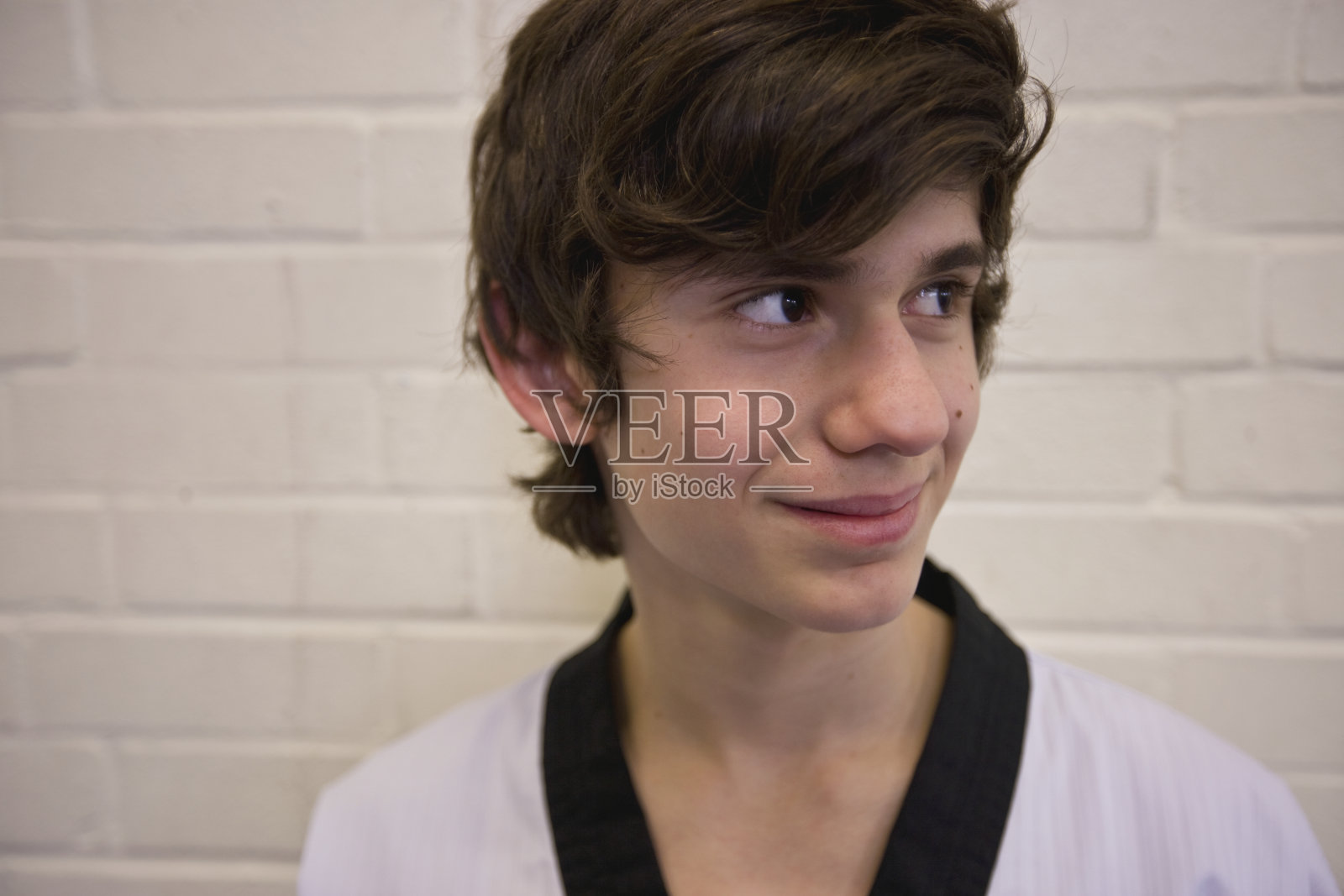 沉思的少年微笑的特写照片摄影图片