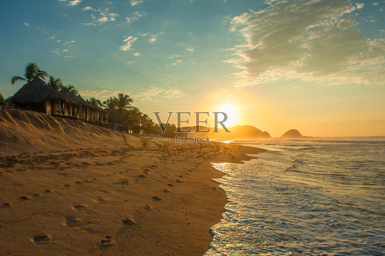 墨西哥，日出时分的Zipolite海滩照片摄影图片