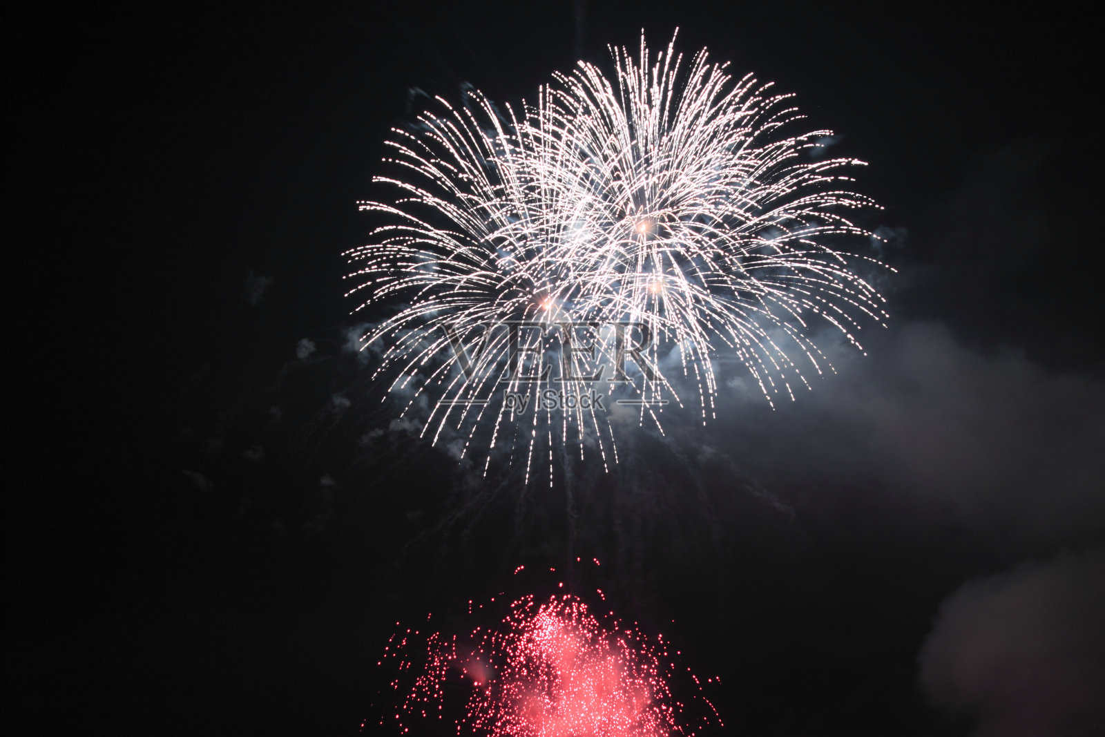 日本传统烟花在夜空中照片摄影图片