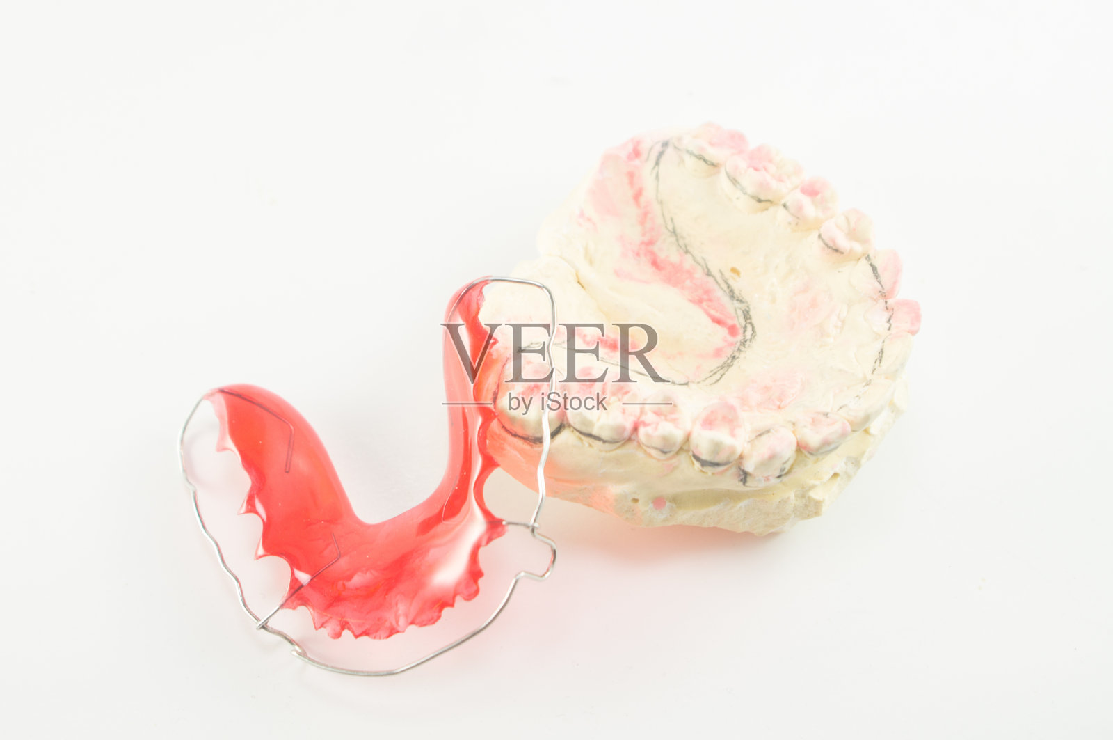 牙支具和固位体在白色背景上。照片摄影图片