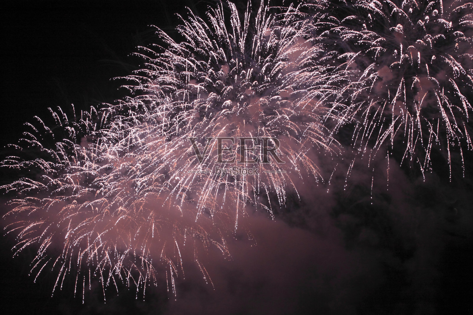 日本传统烟花在夜空中照片摄影图片