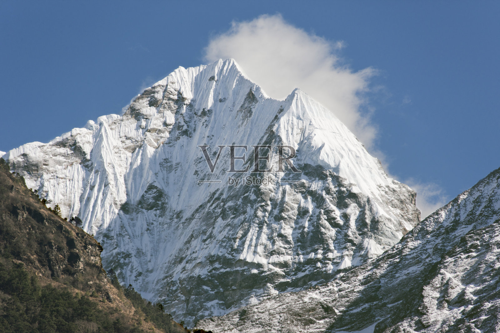 库苏姆·康古鲁山，6，367米照片摄影图片