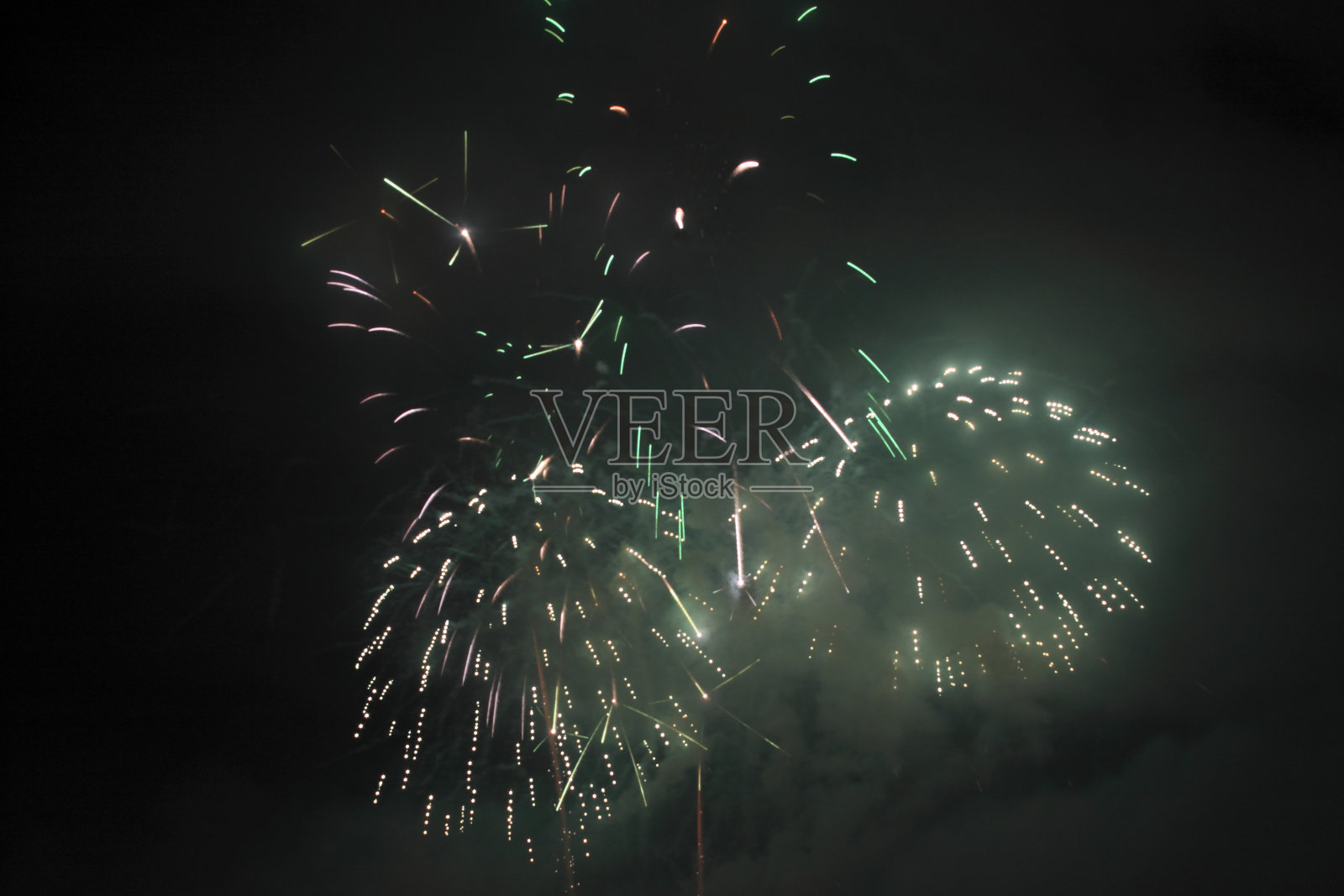 日本传统烟花在夜空中照片摄影图片