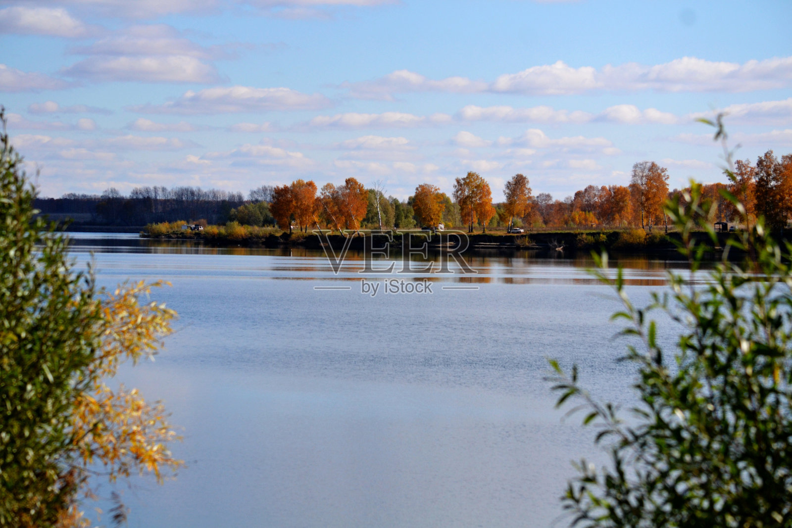 草原和湖照片摄影图片