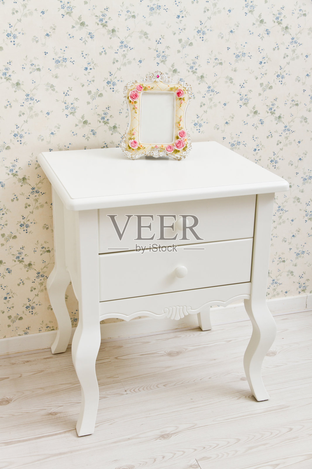 白色梳妆台，玻璃镜子照片摄影图片