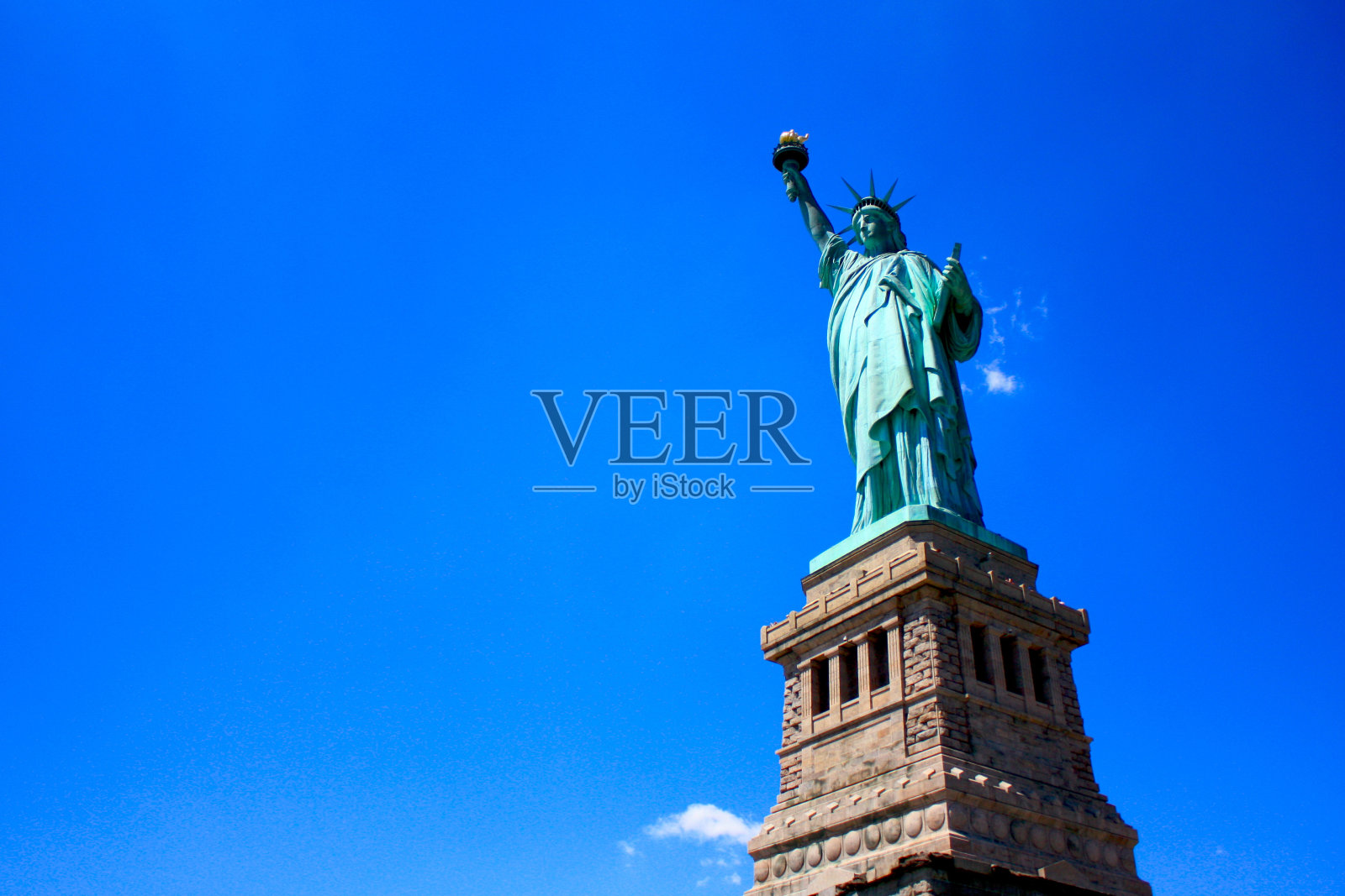 自由女神像和晴朗的蓝天照片摄影图片