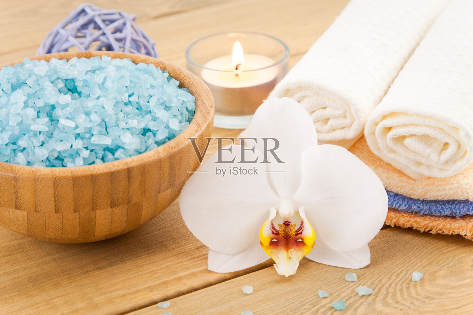 用蜡烛和蓝色海盐做Spa照片摄影图片