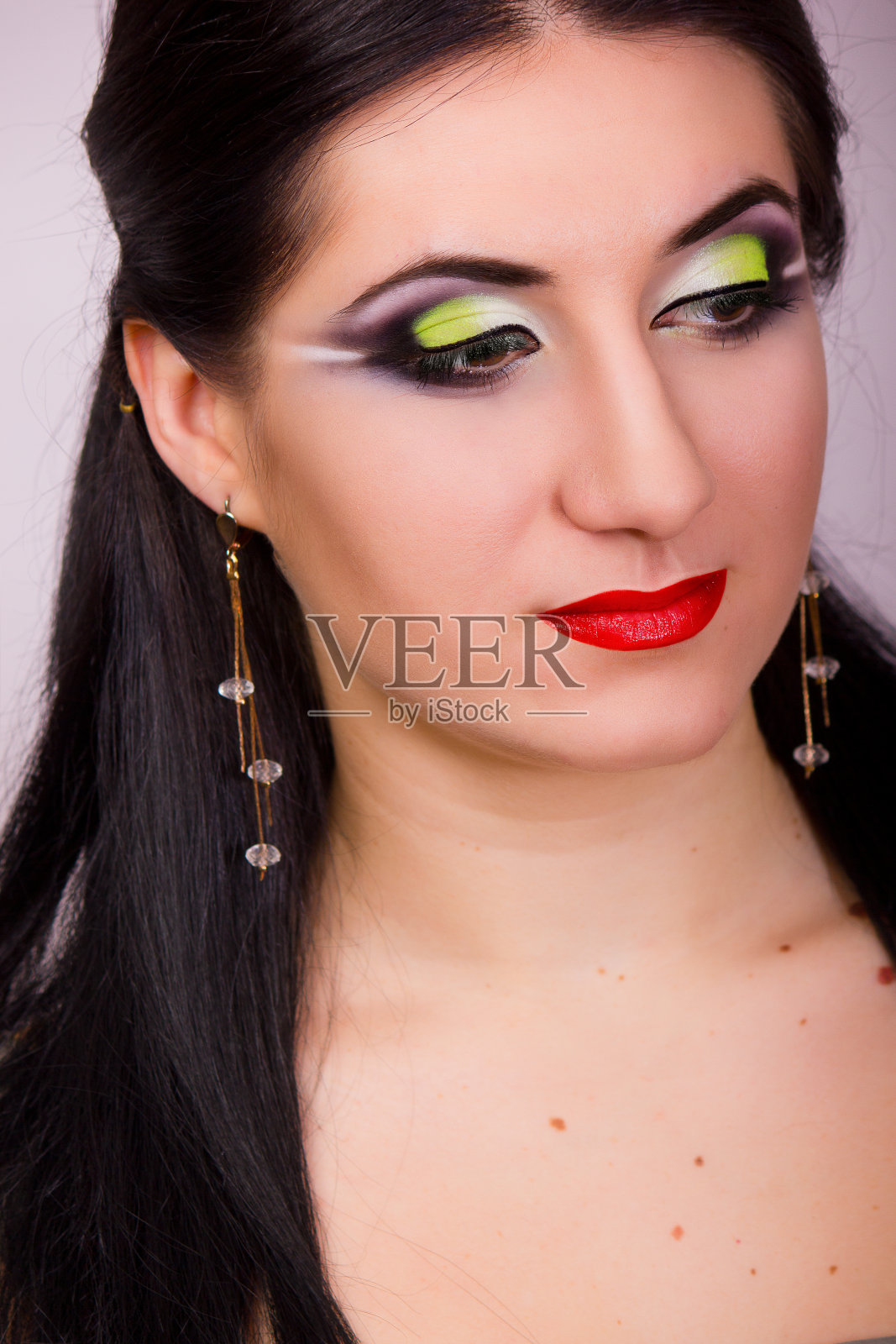 画室里年轻漂亮的黑发女人的肖像照片摄影图片